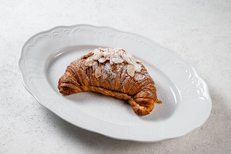 Запеченный миндальный круассан