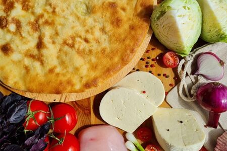Осетинский пирог с курицей, сыром и капустой