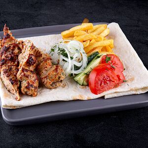 Люля-кебаб на тарелке с курицей