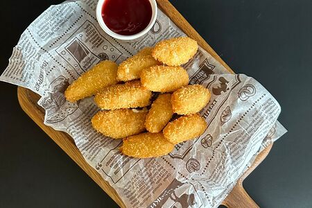 Жареный сулугуни с вишневым соусом 