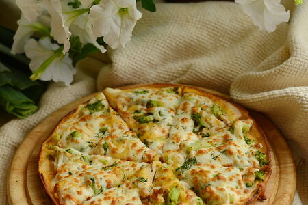 Пицца с курицей и брокколи