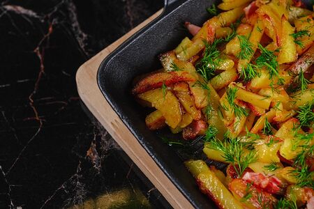 Сковорода картофеля с беконом