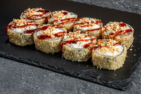 Тёплый ролл с угрём и арахисом