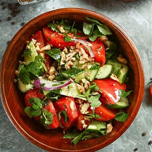 Овощной салат с грецкими орехами