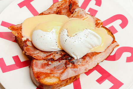 Бенедикт с беконом на бриоши с горчично-луковым конфитюром