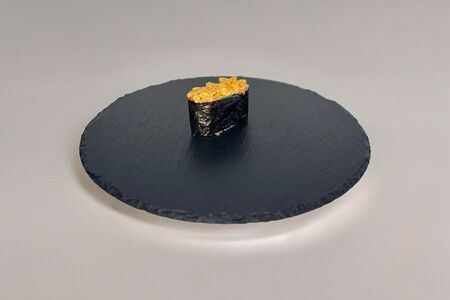 Острые суши с тунцом