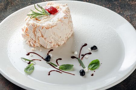 Меренговый рулет с клубникой
