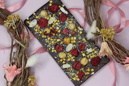 Темный шоколад с фундуком, манго и малиной