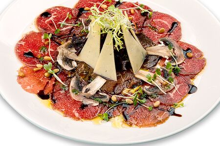 Карпаччо из говядины с сыром Пармезан и шампиньонами