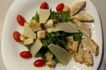 Салат Цезарь с курицей