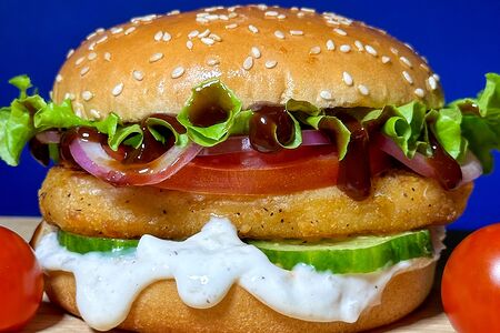 Барбекю-бургер с куриной котлетой