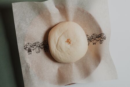 Паровая булочка бао с острым цыпленком 