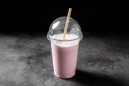 Клубничный молочный коктейль