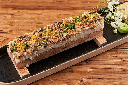 Угорь, маринованный огурец, дайкон