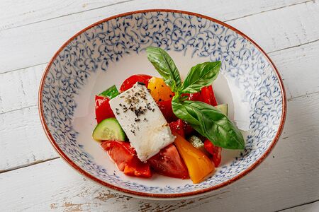 Из свежих овощей с сыром Фета 