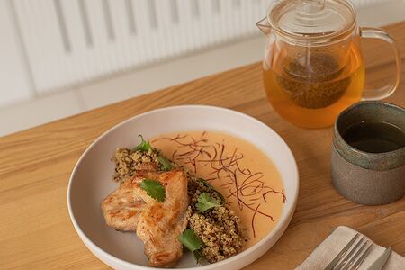 Курица с соусом том ям и лаймовым киноа