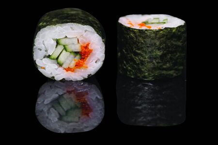 Ролл с огурцом и тобико