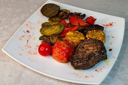 Миньон из говядины с овощами гриль