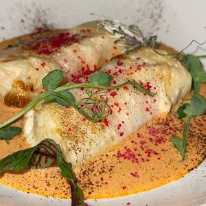 Голубцы с морепродуктами и соусом биск