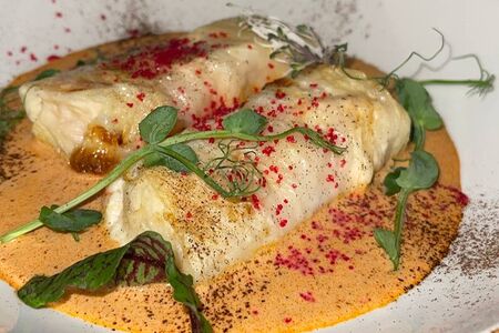 Голубцы с морепродуктами и соусом биск