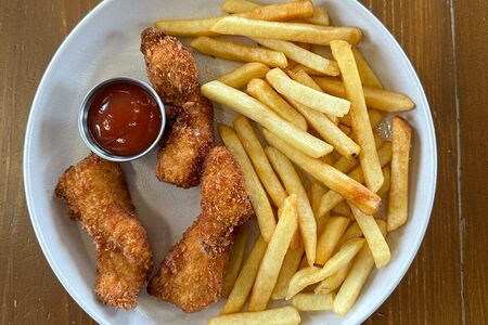 Куриные стрипсы с картофелем фри