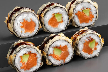 Ролл Калифорния с лососем теплый