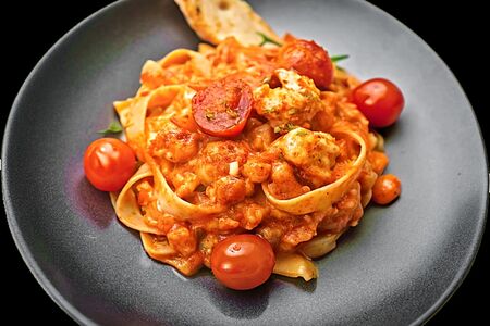 Феттуччине с креветкой и лососем в томатном соусе