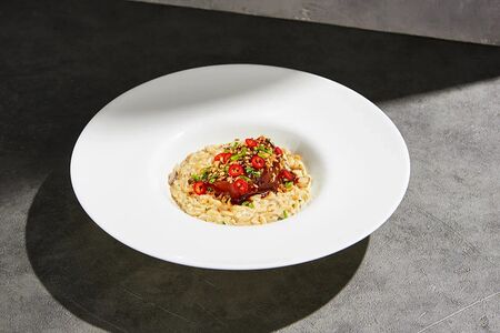 Орзо с говяжьими щечками и белыми грибами 