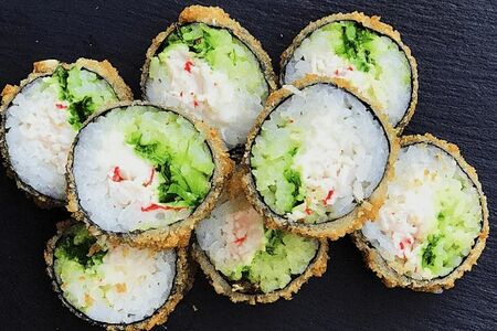 Теплый ролл с крабом и чукой