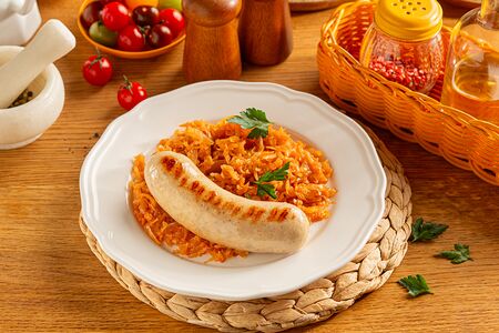 Колбаска гриль с тушеной капустой
