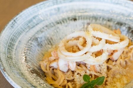 Паста с кальмарами и креветками в соусе биск