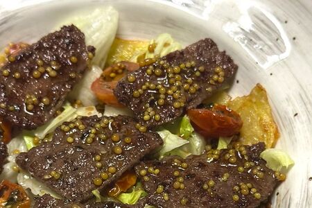 Фирменный салат с жареной говядиной