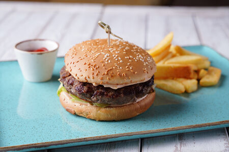Бургер с говядиной и картофелем фри