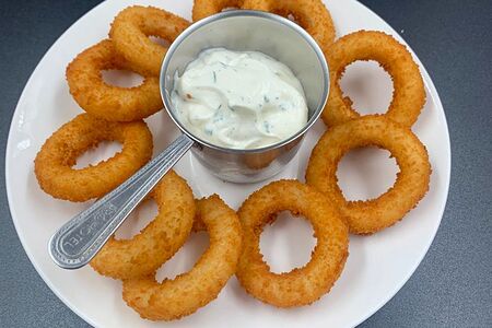 Луковые кольца с чесночным соусом