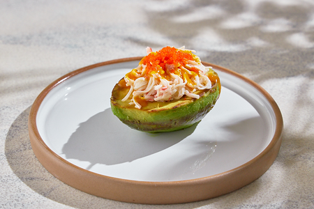Жареный авокадо с крабом