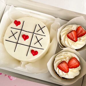 Набор Бенто-торт и два капкейка Крестики-сердечки