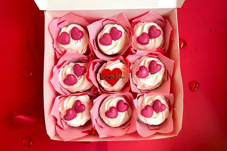 Капкейки love is с сердечками