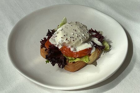 Пашот с лососем и соусом блю чиз на булочке бриошь