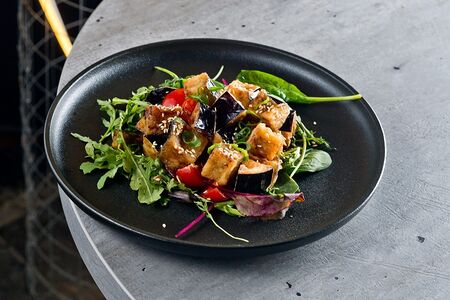 Салат с хрустящими баклажанами