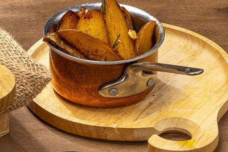 Домашний картофель с розмарином и чесноком 