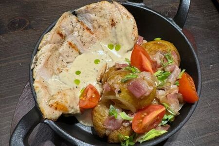 Куриная грудка под чесночным соусом с картофелем