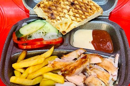 Шаурма куриная на тарелке