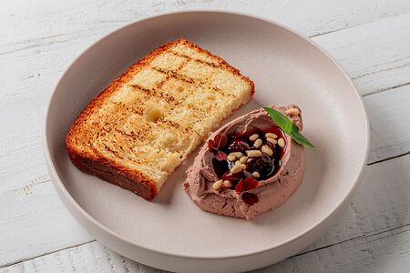 Паштет с вишневым вареньем и сливочной бриошью 