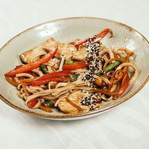 Удон с курицей в японском соусе