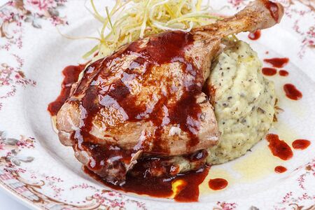 Томленая утиная ножка с трюфельным пюре и ягодным соусом