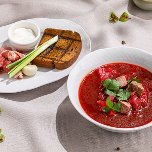 Борщ с говядиной, домашним салом и чесноком