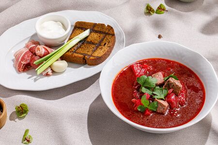 Борщ с говядиной, домашним салом и чесноком