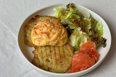 Бенедикт-яйцо на дранике с лососем и соусом голландез