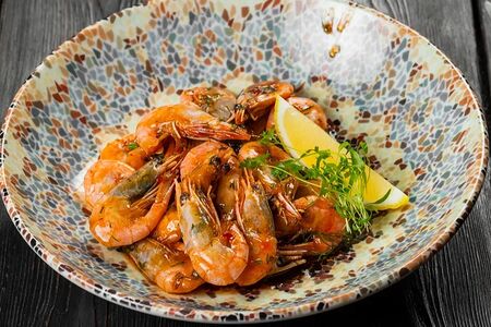 Жареные северные креветки под тайским соусом
