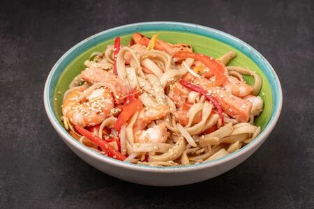 Wok с лососем и королевской креветкой